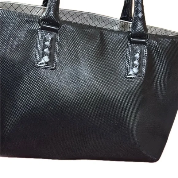 Bottega Veneta Black Leather Tote with Minimalist Design - Picture 2 of 6